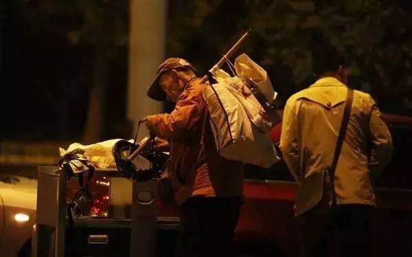 含著淚看完的！一位拾荒老人，溫暖了整個(gè)人間