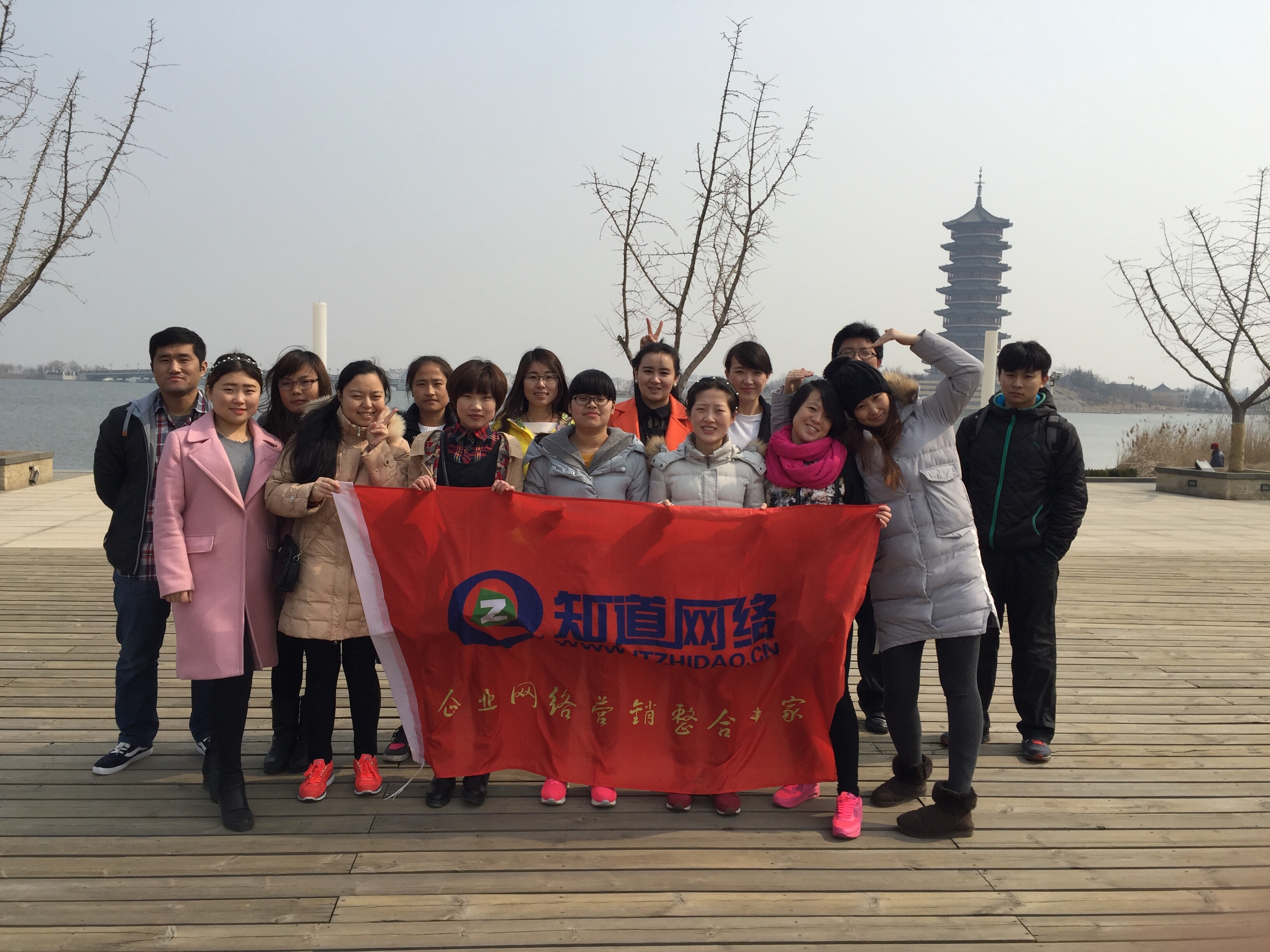 陽(yáng)春三月，草長(zhǎng)鶯飛，我們一起去摘草莓吧！