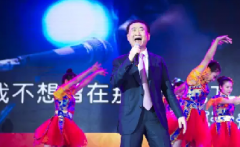 “國(guó)民公公”王健林火了，首富玩起了搖滾