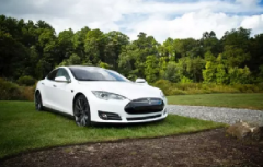 特斯拉馬斯克的思維方式和別人有什么不同呢？